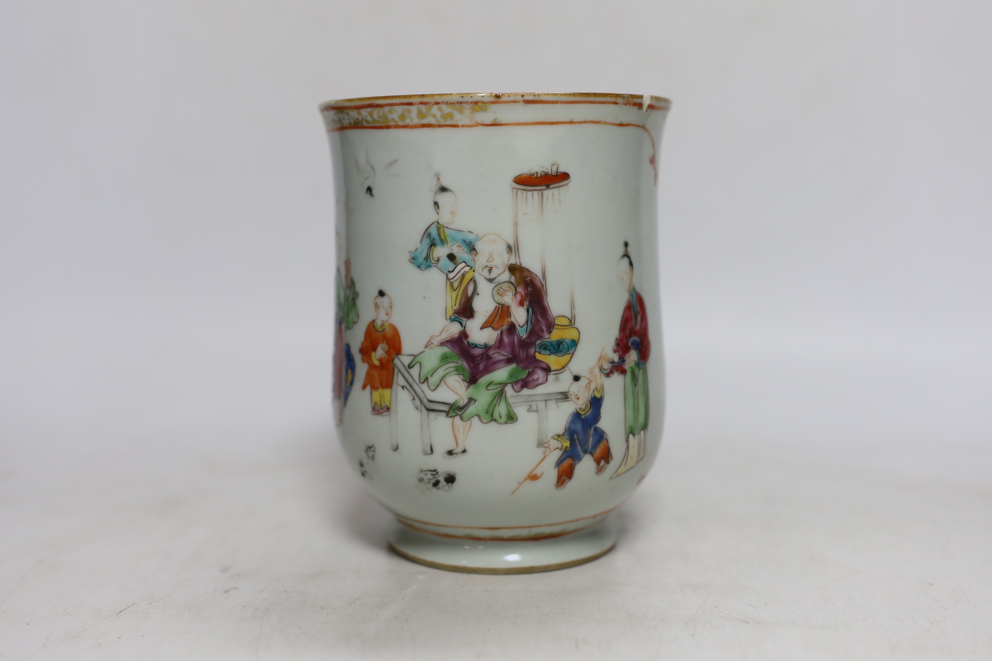 An 18th century Chinese Export famille rose mug, 14cm